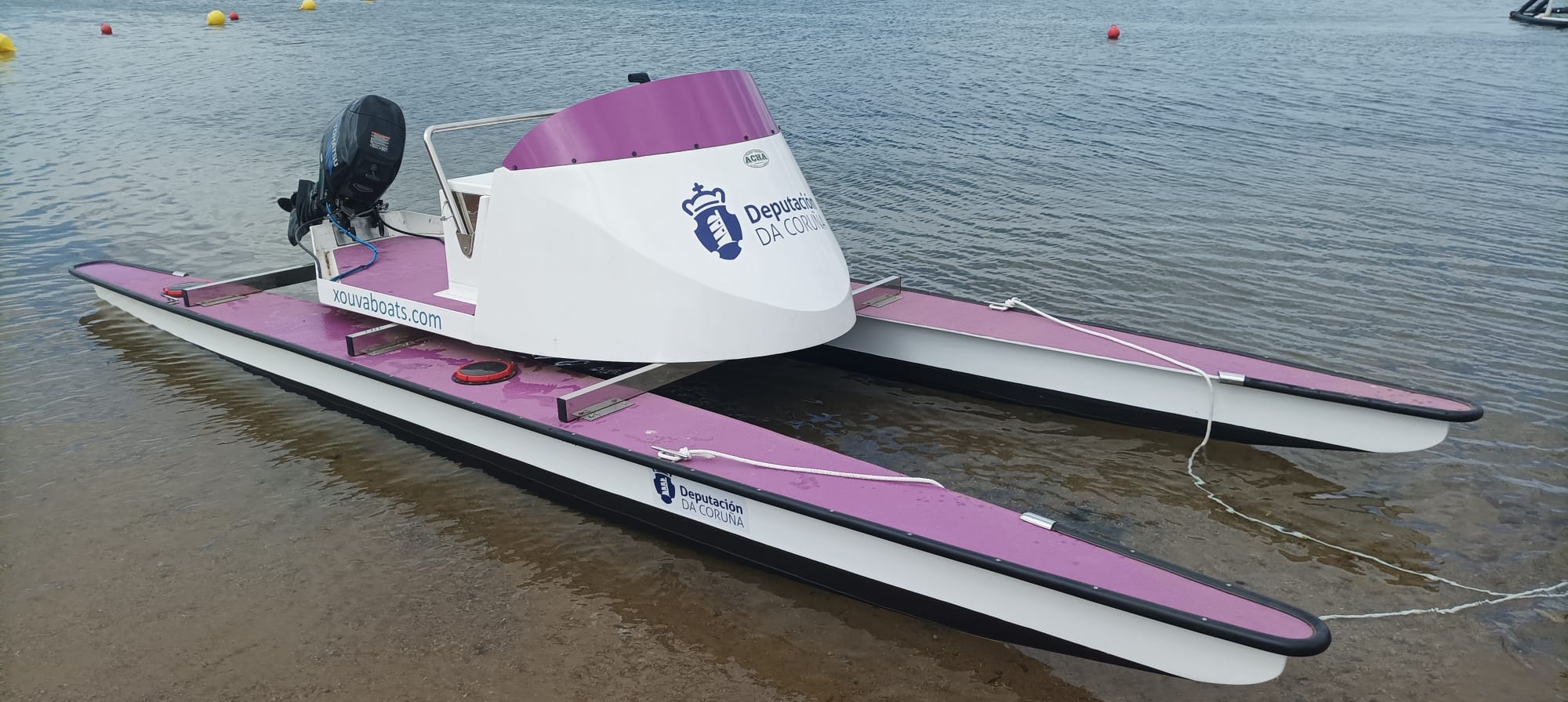 Catamarán de seguimiento remo y piragüismo Méntor M6, lago de As Pontes