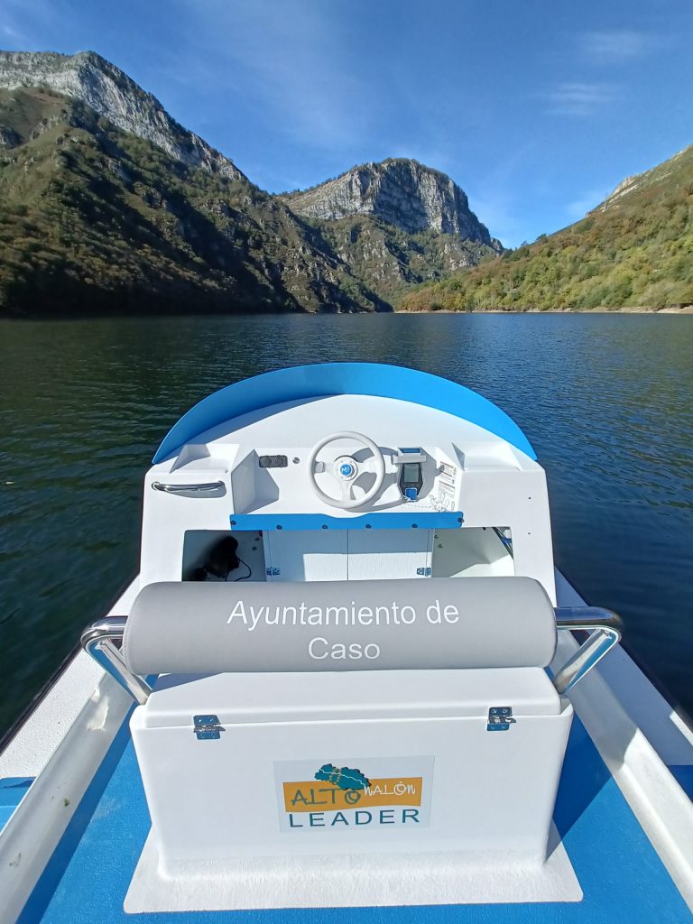 Catamarán eléctrico de seguimiento MÉNTOR M6 navegando en apoyo a deportistas