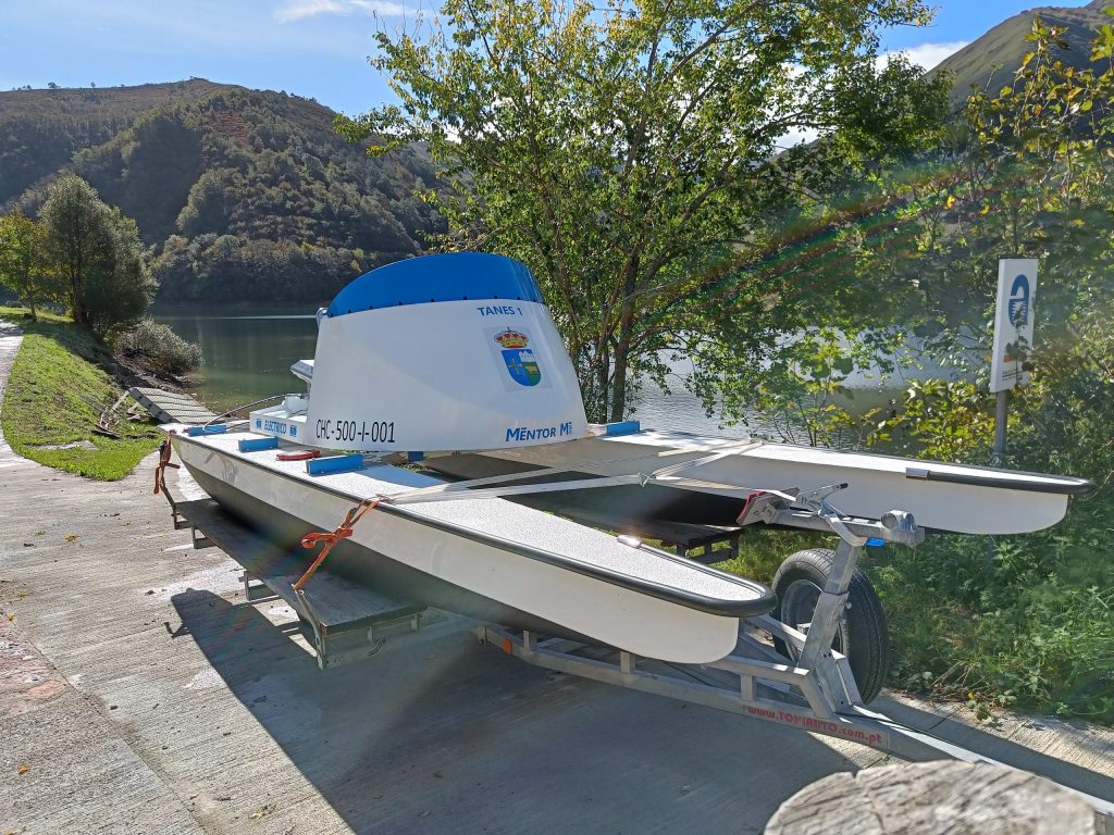 Catamarán eléctrico MÉNTOR M6 listo para transporte por carretera