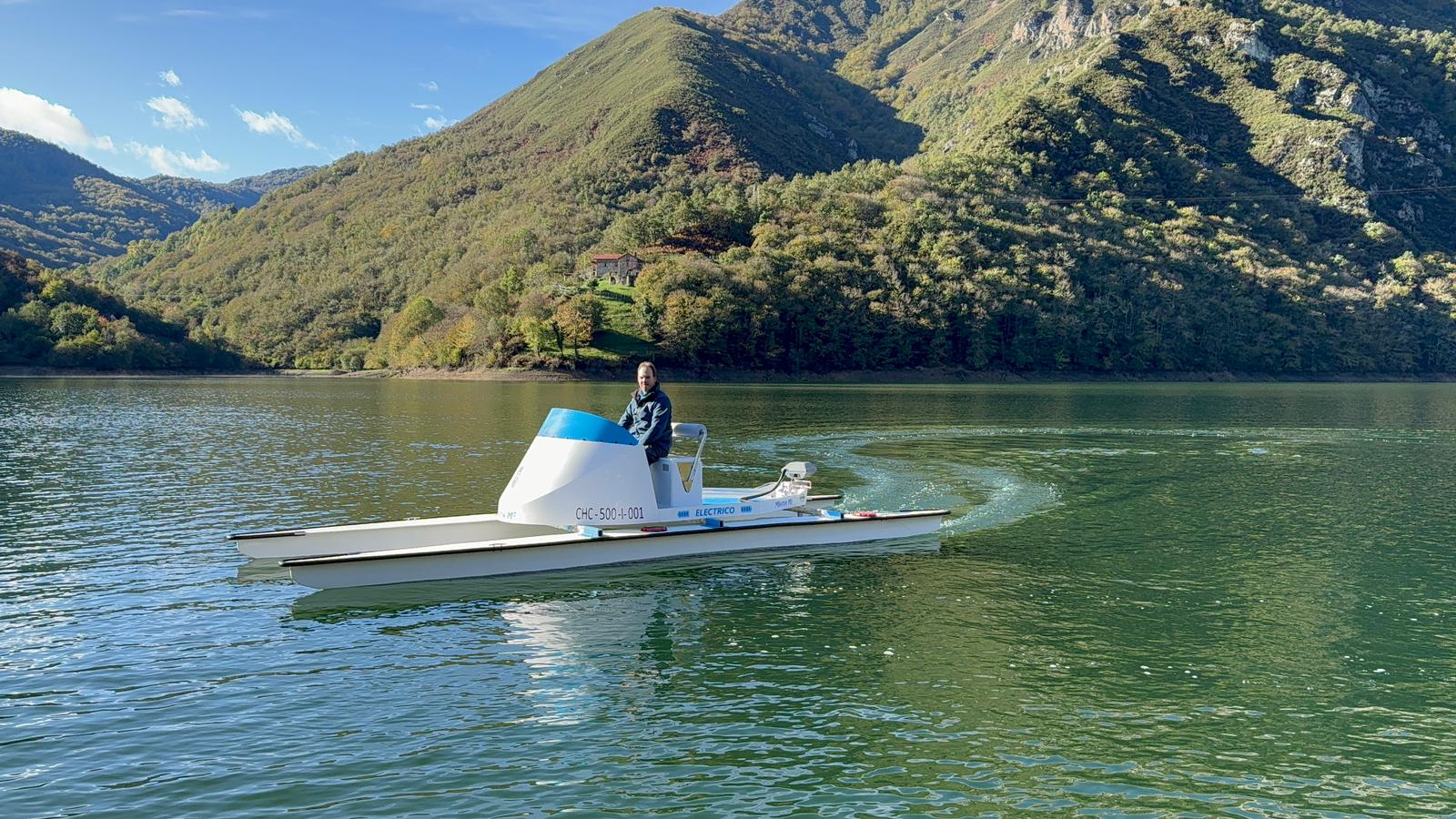 Embarcación eléctrica MÉNTOR M6 en navegación ecológica en embalse de Tanes