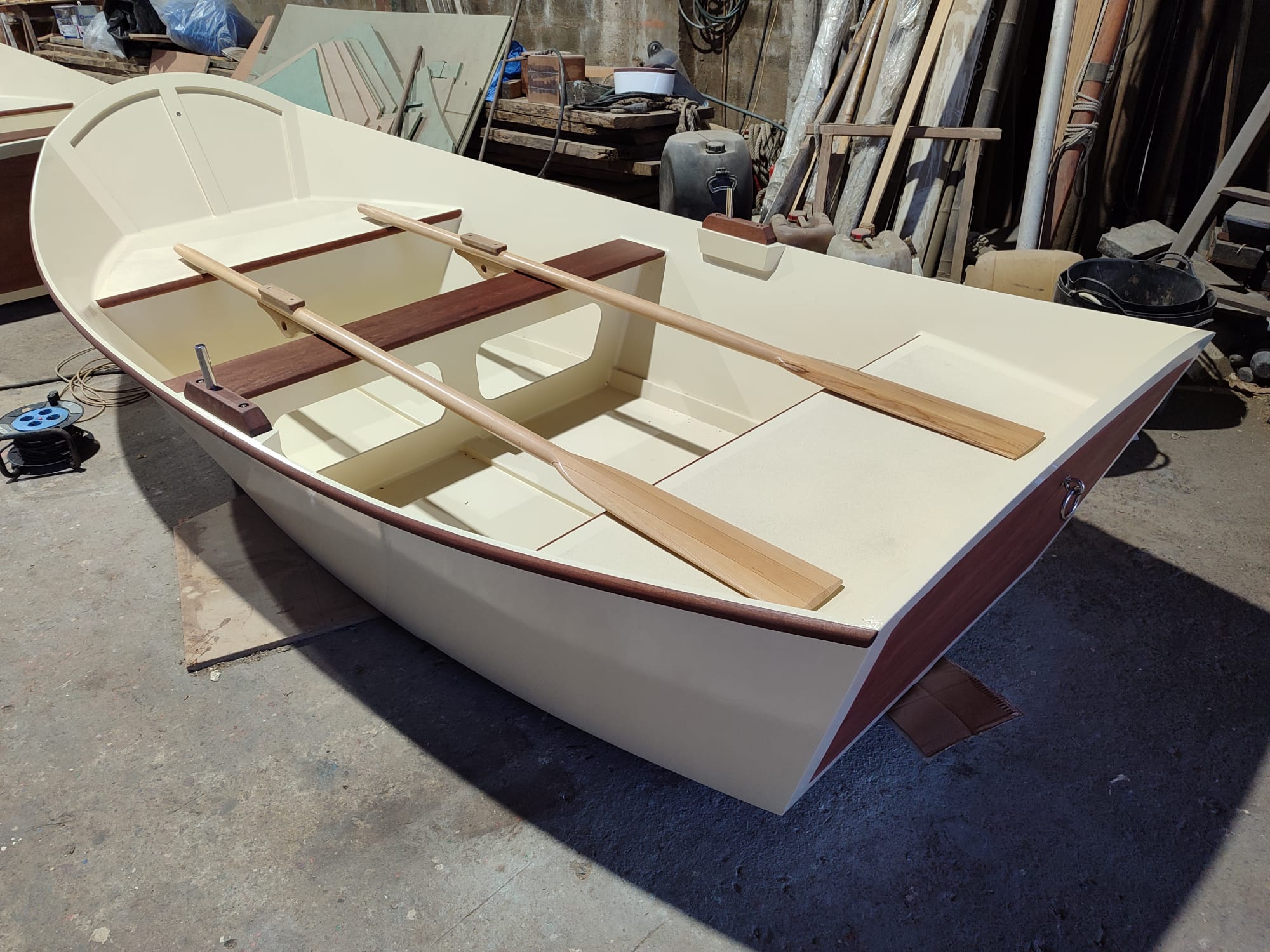 Bote de pequeña eslora (gamela) en madera durante su construcción artesanal en astillero