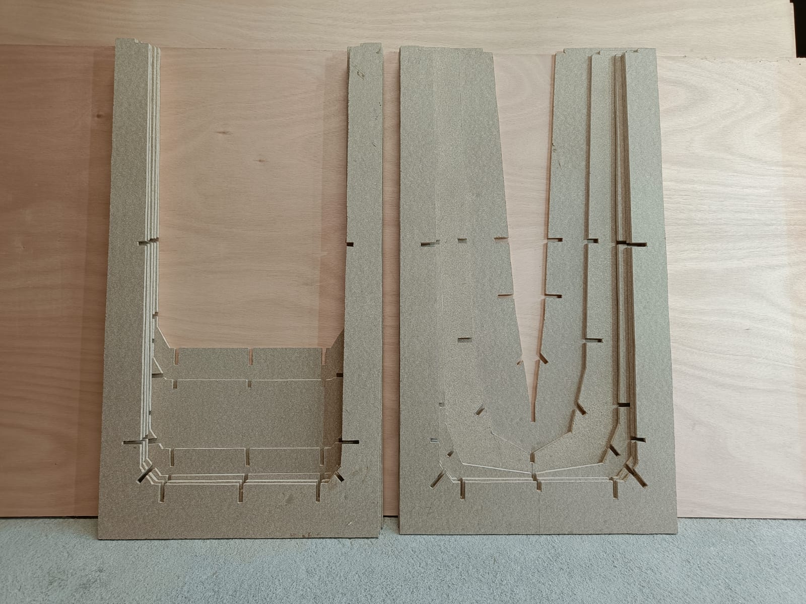 Piezas de la caja de cuadernas de un molde hembra cortadas en tablero para la construcción de una embarcación a medida.